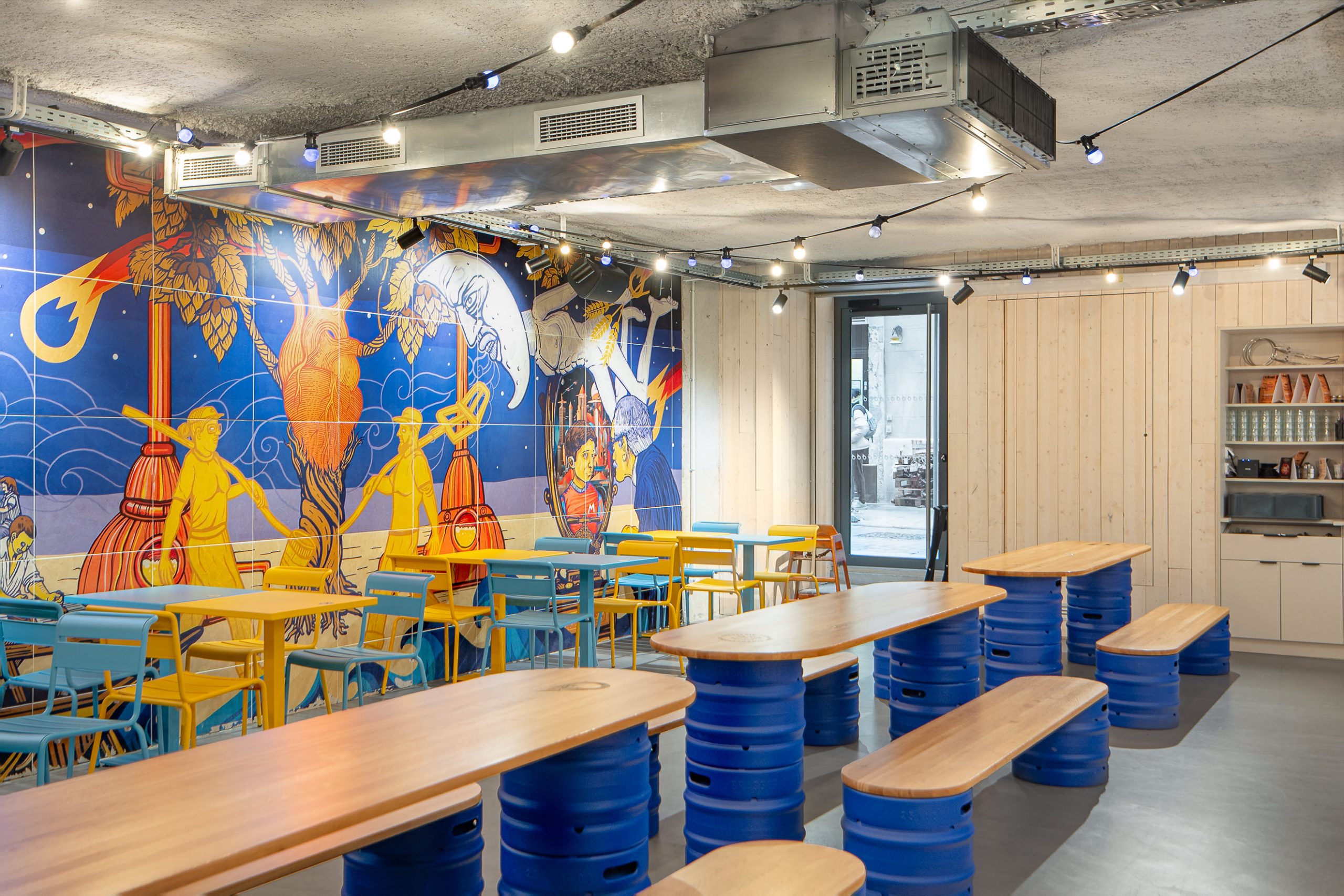 ambiance interieur brasserie meteor vieux port