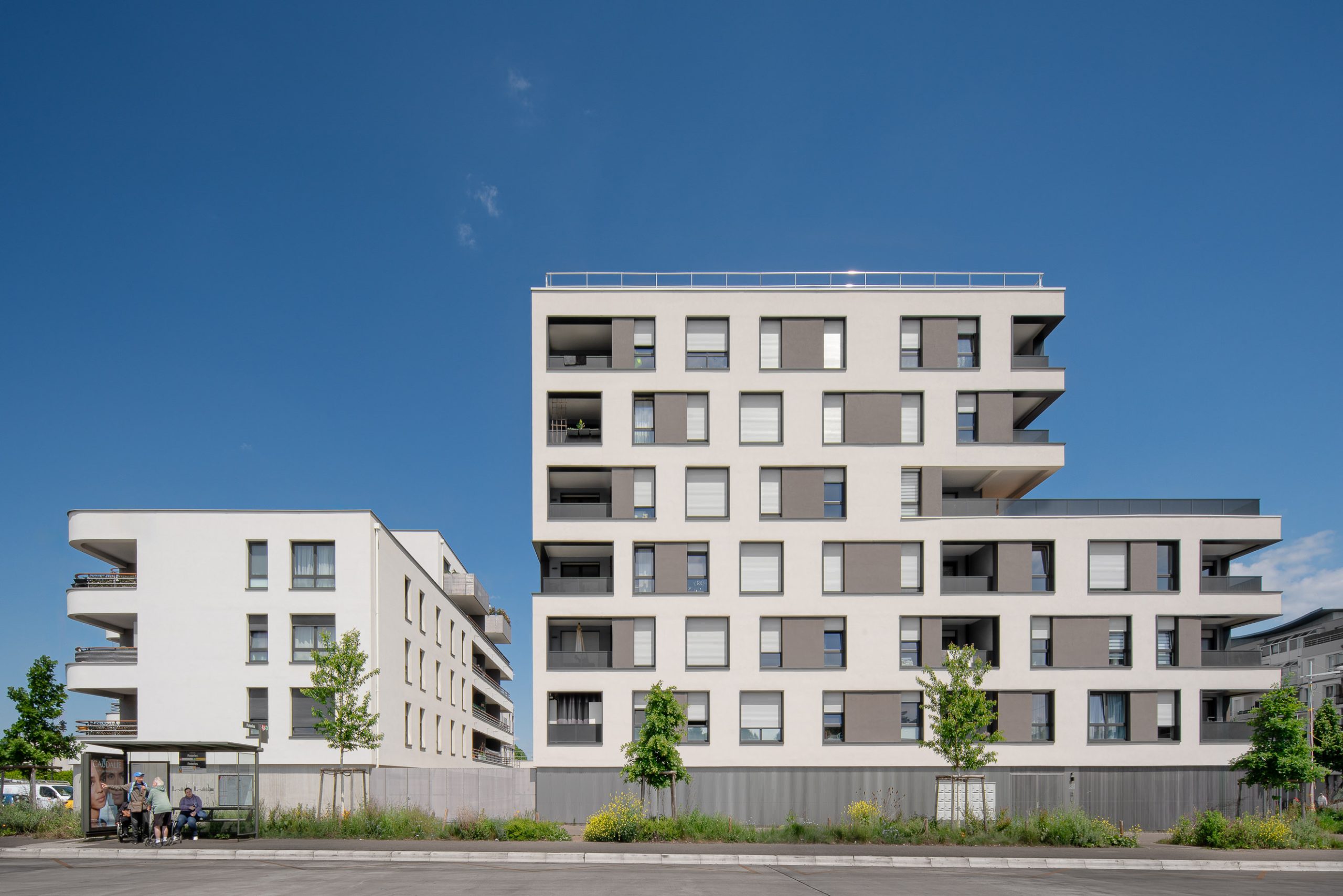 facade-bleu-nuit-architecture-logements-poteries